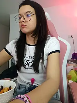 Snapshot of azumiichan chatting on 02.13.26 azumiichan online show from 02.13.26