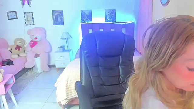 Snapshot of arisha_katy1 chatting on 10.17.25 arisha katy1 online show from 10.17.25