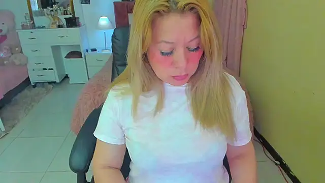 Snapshot of arisha_katy1 chatting on 11.15.25 arisha katy1 online show from 11.15.25