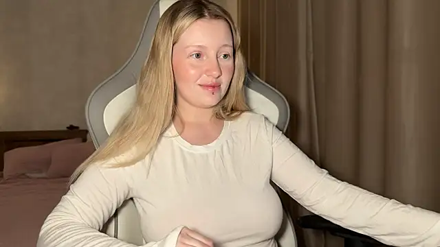 Snapshot of x_ivy_x chatting on 10.24.25 x ivy x online show from 10.24.25