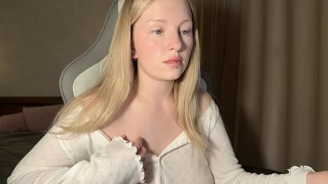 Snapshot of x_ivy_x chatting on 10.30.25 x ivy x online show from 10.30.25