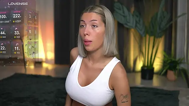 Snapshot of AudreyZanne chatting on 10.16.25 AudreyZanne online show from 10.16.25