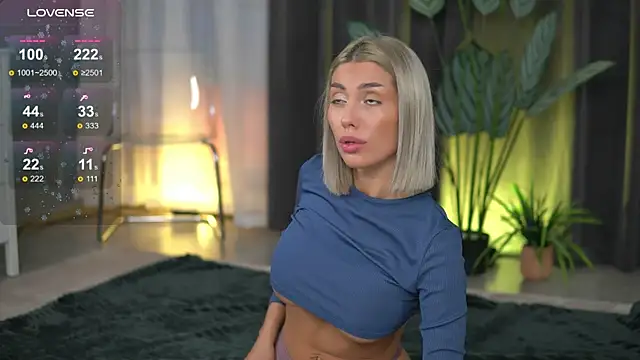 Snapshot of AudreyZanne chatting on 10.24.25 AudreyZanne online show from 10.24.25