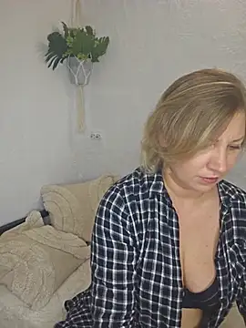 Snapshot of zarina3003 chatting on 05.18.26 zarina3003 online show from 05.18.26