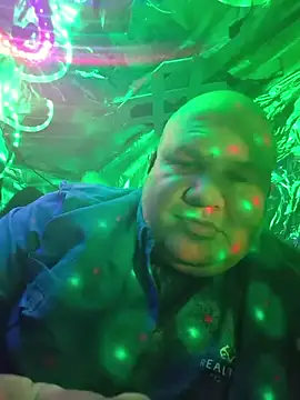 Snapshot of thecoolarrow chatting on 10.30.25 thecoolarrow online show from 10.30.25