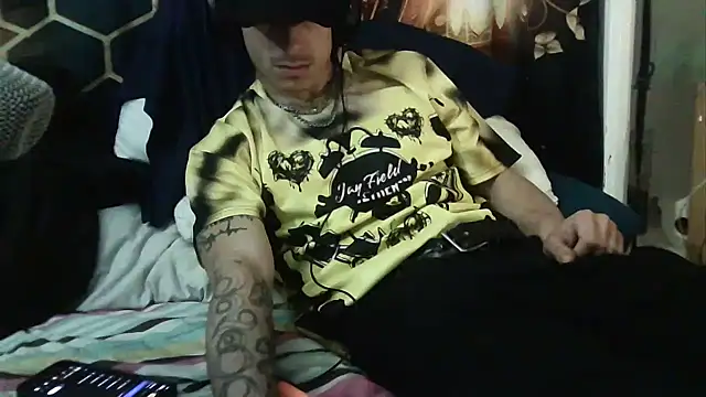 Snapshot of --D-a-D-D-y- chatting on 10.24.25 --D-a-D-D-y- online show from 10.24.25