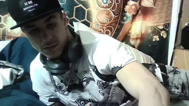 Snapshot of --D-a-D-D-y- chatting on 11.11.25 --D-a-D-D-y- online show from 11.11.25