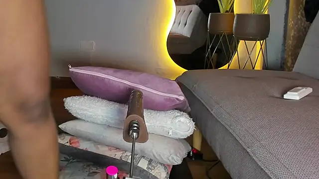 Snapshot of Yiseth_02 chatting on 10.29.25 Yiseth 02 online show from 10.29.25