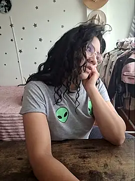 Thaliacooper  online show from 11.25.25