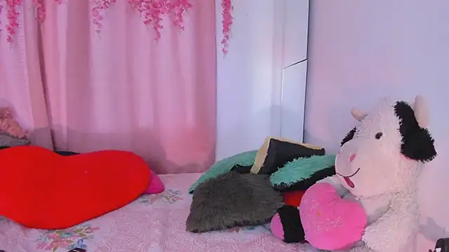 msschloee  online show from 11.04.25