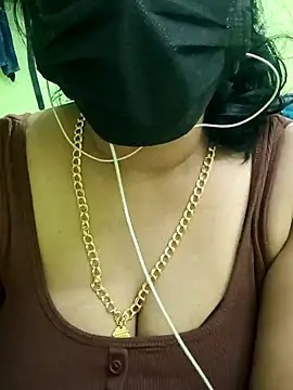 Snapshot of Aishu-tamil09 chatting on 12.17.24 Aishu-tamil09 online show from 12.17.24