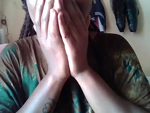 Snapshot of Queen_loveer chatting on 10.11.25 Queen loveer online show from 10.11.25