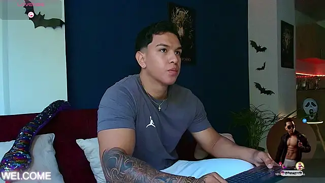 Snapshot of Taylor_John chatting on 10.31.25 Taylor John online show from 10.31.25