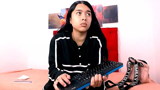 SweetLatiin  online show from 10.24.25