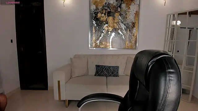 Snapshot of KatieStonne chatting on 11.04.25 KatieStonne online show from 11.04.25