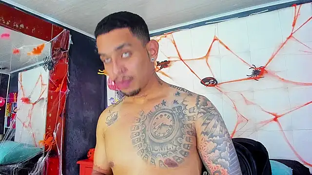 Snapshot of Damian09_ chatting on 10.28.25 Damian09 online show from 10.28.25