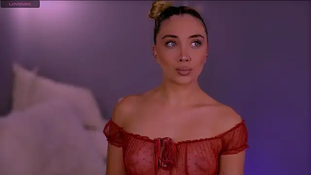 Snapshot of Jessielle chatting on 10.04.25 Jessielle online show from 10.04.25