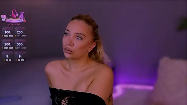 Snapshot of Jessielle chatting on 10.10.25 Jessielle online show from 10.10.25