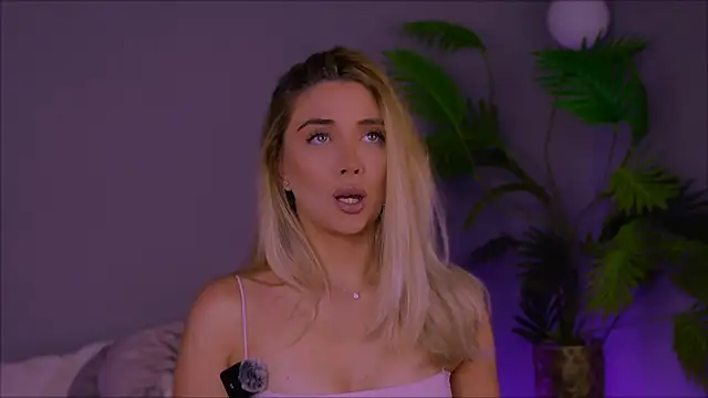 Snapshot of Jessielle chatting on 11.14.25 Jessielle online show from 11.14.25