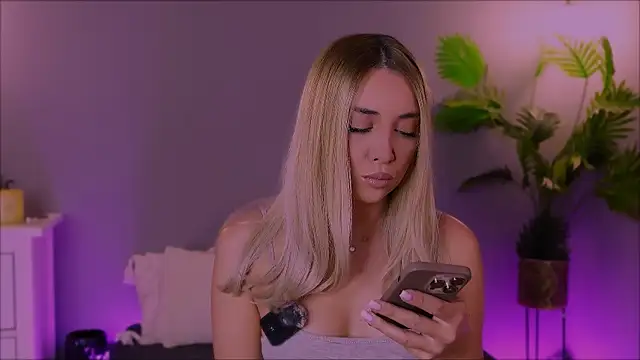 Snapshot of Jessielle chatting on 11.17.25 Jessielle online show from 11.17.25