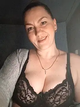 Snapshot of Ant0nina chatting on 12.15.24 Ant0nina online show from 12.15.24