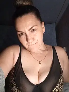 Snapshot of Ant0nina chatting on 12.19.24 Ant0nina online show from 12.19.24