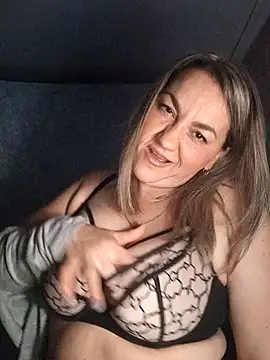 Snapshot of Ant0nina chatting on 12.27.24 Ant0nina online show from 12.27.24