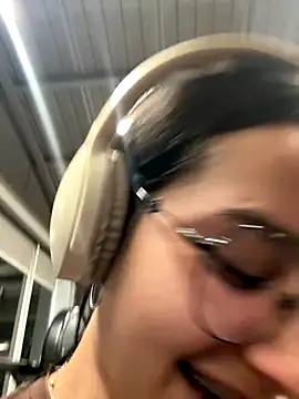 Snapshot of _vaness chatting on 11.28.25 vaness online show from 11.28.25