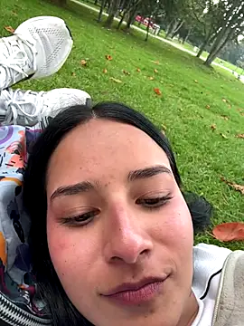 Snapshot of _vaness chatting on 12.17.25 vaness online show from 12.17.25