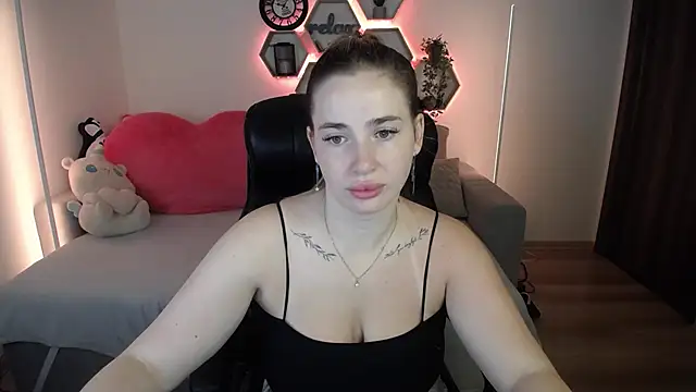 Snapshot of SabrinViolet chatting on 07.13.26 SabrinViolet online show from 07.13.26