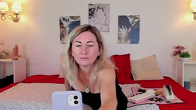 Snapshot of AriFleow chatting on 12.26.24 AriFleow online show from 12.26.24