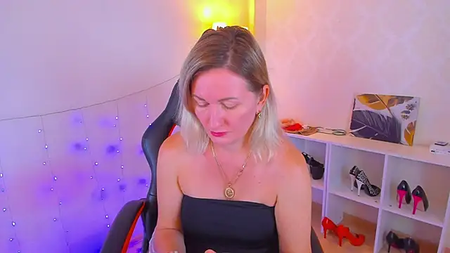 Snapshot of AriFleow chatting on 09.23.25 AriFleow online show from 09.23.25