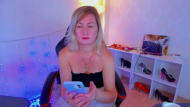 Snapshot of AriFleow chatting on 09.26.25 AriFleow online show from 09.26.25