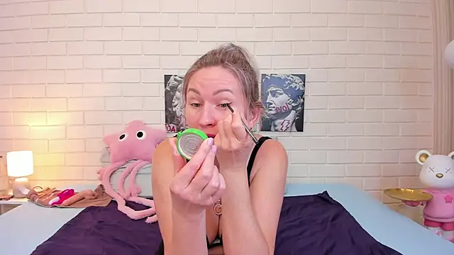 Snapshot of AriFleow chatting on 10.16.25 AriFleow online show from 10.16.25