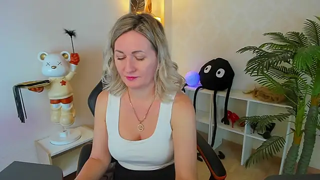 Snapshot of AriFleow chatting on 10.21.25 AriFleow online show from 10.21.25