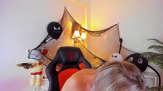 Snapshot of AriFleow chatting on 10.28.25 AriFleow online show from 10.28.25