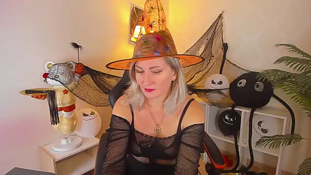 Snapshot of AriFleow chatting on 10.29.25 AriFleow online show from 10.29.25