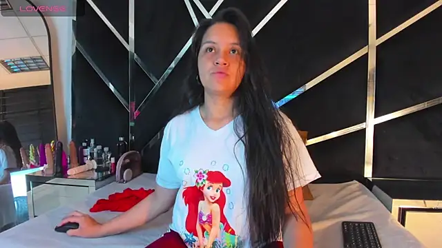 Snapshot of Ivanna18_x chatting on 10.14.25 Ivanna18 x online show from 10.14.25