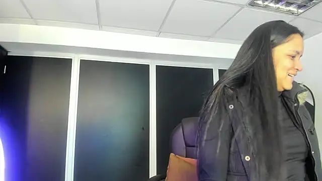 Snapshot of Ivanna18_x chatting on 10.28.25 Ivanna18 x online show from 10.28.25