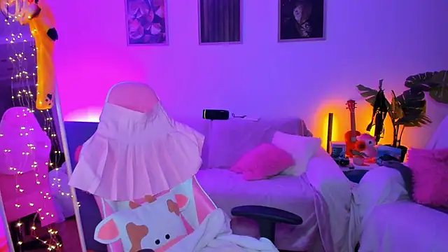 Snapshot of Alyssa_Smitt chatting on 10.21.25 Alyssa Smitt online show from 10.21.25