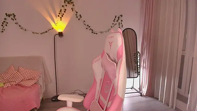 Eva Davi online show from 12.23.25