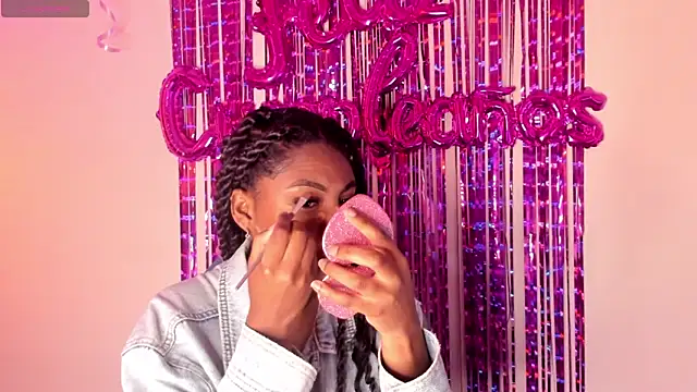 Snapshot of Queen_perla_ chatting on 10.18.25 Queen perla online show from 10.18.25