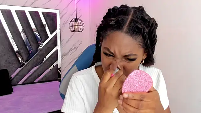 Snapshot of Queen_perla_ chatting on 10.25.25 Queen perla online show from 10.25.25