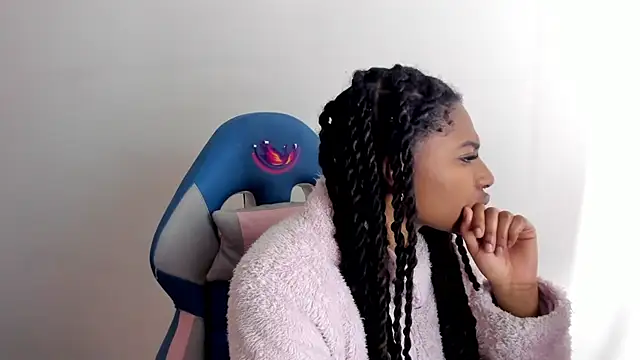 Snapshot of Queen_perla_ chatting on 11.01.25 Queen perla online show from 11.01.25