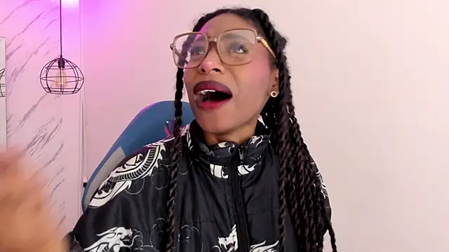 Snapshot of Queen_perla_ chatting on 11.07.25 Queen perla online show from 11.07.25