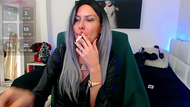 EvelynQueenn online show from 12.14.24