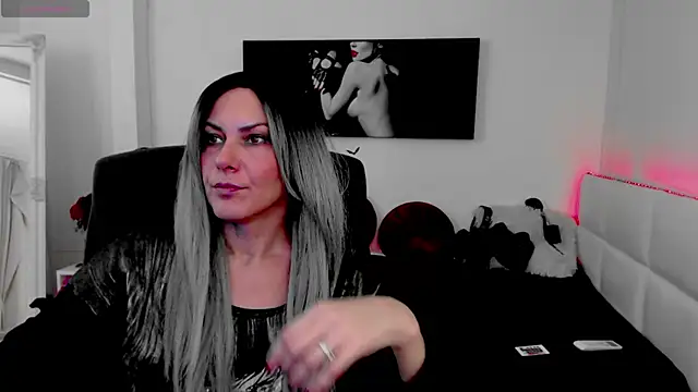 EvelynQueenn online show from 12.15.24