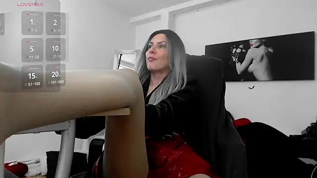 EvelynQueenn online show from 12.15.24