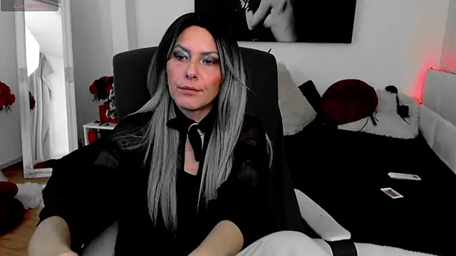 EvelynQueenn online show from 12.18.24