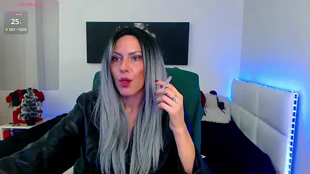 EvelynQueenn online show from 12.18.24
